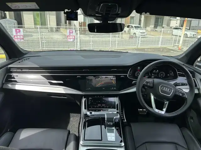 アウディ Ｑ７ 兵庫県 2020(令2)年 1.2万km ディープブラックパールエフェクト ワンオーナー/純正ナビ/・Bluetooth/・AM/FM/・Apple car play/前後ドラレコ/ビルトインETC/パワーバックドア/パワーシートD/N/全周囲カメラ/本革シート/シートヒーター/電動格納サードシート/イージークローザードア/パノラマルーフ/AW21インチオプション/運転支援/・衝突軽減ブレーキ/・レーンキープアシスト/・横滑り防止/・パーキングアシスト/・アダプティブクルーズコントロール/・ブラインドスポットモニター/・オートマチックハイビーム/備品/・取扱説明書/・保証書/・スマートキー2