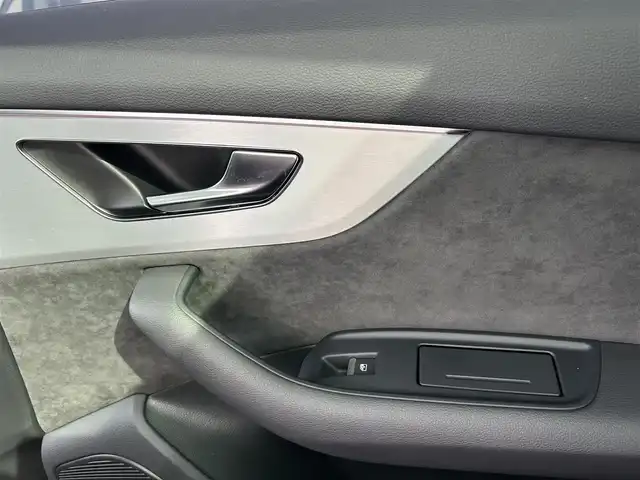アウディ Ｑ７ 兵庫県 2020(令2)年 1.2万km ディープブラックパールエフェクト ワンオーナー/純正ナビ/・Bluetooth/・AM/FM/・Apple car play/前後ドラレコ/ビルトインETC/パワーバックドア/パワーシートD/N/全周囲カメラ/本革シート/シートヒーター/電動格納サードシート/イージークローザードア/パノラマルーフ/AW21インチオプション/運転支援/・衝突軽減ブレーキ/・レーンキープアシスト/・横滑り防止/・パーキングアシスト/・アダプティブクルーズコントロール/・ブラインドスポットモニター/・オートマチックハイビーム/備品/・取扱説明書/・保証書/・スマートキー2