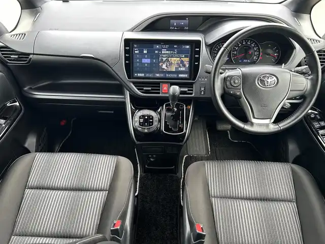 トヨタ ヴォクシー ZS 煌Ⅱ 静岡県 2020(令2)年 2.7万km ブラック 純正１０インチナビ　/・フルセグＴＶ　/・Ｂｌｕｅｔｏｏｔｈ接続　/・ＤＶＤ再生　/トヨタセーフティーセンス　/プリクラッシュセーフティ/レーンキープアシスト/横滑り防止装置/クルーズコントロール/両側パワースライドドア/バックカメラ/プッシュスタート　/スマートキー　/前後コーナーセンサー　/ドライブレコーダー/ビルトインＥＴＣ2.0/LEDオートライト/オートハイビーム/純正16インチアルミホイール