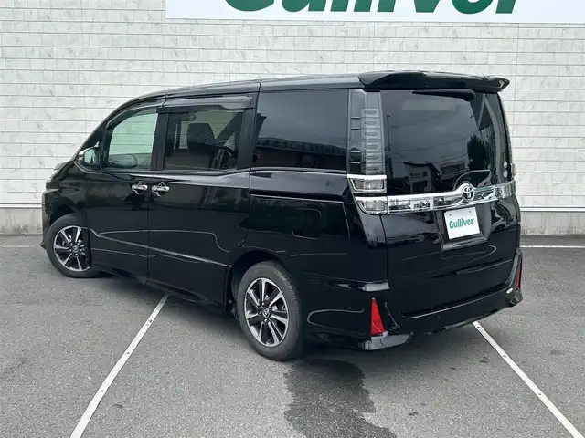 トヨタ ヴォクシー ZS 煌Ⅱ 静岡県 2020(令2)年 2.7万km ブラック 純正１０インチナビ　/・フルセグＴＶ　/・Ｂｌｕｅｔｏｏｔｈ接続　/・ＤＶＤ再生　/トヨタセーフティーセンス　/プリクラッシュセーフティ/レーンキープアシスト/横滑り防止装置/クルーズコントロール/両側パワースライドドア/バックカメラ/プッシュスタート　/スマートキー　/前後コーナーセンサー　/ドライブレコーダー/ビルトインＥＴＣ2.0/LEDオートライト/オートハイビーム/純正16インチアルミホイール