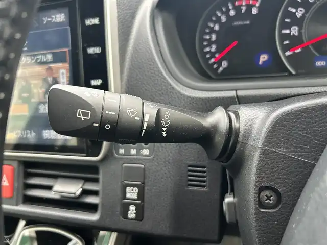 トヨタ ヴォクシー ZS 煌Ⅱ 静岡県 2020(令2)年 2.7万km ブラック 純正１０インチナビ　/・フルセグＴＶ　/・Ｂｌｕｅｔｏｏｔｈ接続　/・ＤＶＤ再生　/トヨタセーフティーセンス　/プリクラッシュセーフティ/レーンキープアシスト/横滑り防止装置/クルーズコントロール/両側パワースライドドア/バックカメラ/プッシュスタート　/スマートキー　/前後コーナーセンサー　/ドライブレコーダー/ビルトインＥＴＣ2.0/LEDオートライト/オートハイビーム/純正16インチアルミホイール