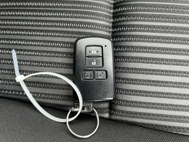 トヨタ ヴォクシー ZS 煌Ⅱ 静岡県 2020(令2)年 2.7万km ブラック 純正１０インチナビ　/・フルセグＴＶ　/・Ｂｌｕｅｔｏｏｔｈ接続　/・ＤＶＤ再生　/トヨタセーフティーセンス　/プリクラッシュセーフティ/レーンキープアシスト/横滑り防止装置/クルーズコントロール/両側パワースライドドア/バックカメラ/プッシュスタート　/スマートキー　/前後コーナーセンサー　/ドライブレコーダー/ビルトインＥＴＣ2.0/LEDオートライト/オートハイビーム/純正16インチアルミホイール