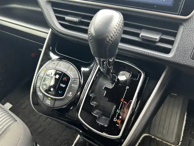 トヨタ ヴォクシー ZS 煌Ⅱ 静岡県 2020(令2)年 2.7万km ブラック 純正１０インチナビ　/・フルセグＴＶ　/・Ｂｌｕｅｔｏｏｔｈ接続　/・ＤＶＤ再生　/トヨタセーフティーセンス　/プリクラッシュセーフティ/レーンキープアシスト/横滑り防止装置/クルーズコントロール/両側パワースライドドア/バックカメラ/プッシュスタート　/スマートキー　/前後コーナーセンサー　/ドライブレコーダー/ビルトインＥＴＣ2.0/LEDオートライト/オートハイビーム/純正16インチアルミホイール