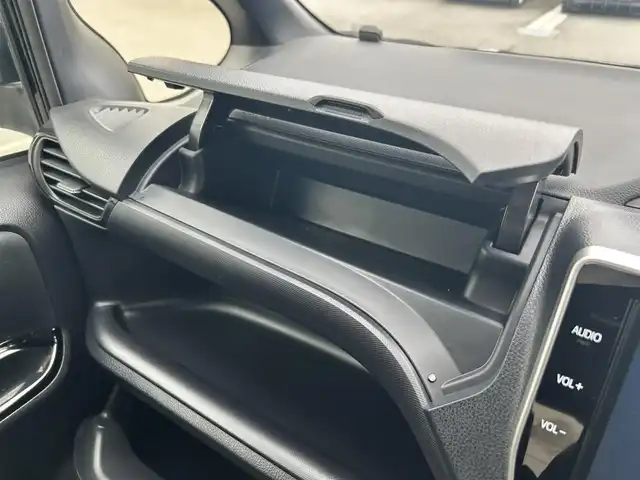 トヨタ ヴォクシー ZS 煌Ⅱ 静岡県 2020(令2)年 2.7万km ブラック 純正１０インチナビ　/・フルセグＴＶ　/・Ｂｌｕｅｔｏｏｔｈ接続　/・ＤＶＤ再生　/トヨタセーフティーセンス　/プリクラッシュセーフティ/レーンキープアシスト/横滑り防止装置/クルーズコントロール/両側パワースライドドア/バックカメラ/プッシュスタート　/スマートキー　/前後コーナーセンサー　/ドライブレコーダー/ビルトインＥＴＣ2.0/LEDオートライト/オートハイビーム/純正16インチアルミホイール