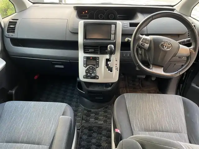 トヨタ ヴォクシー ZS 煌 兵庫県 2011(平23)年 9.8万km ブラック (株)IDOMが運営する【じしゃロン西宮店】の自社ローン専用車両になります。こちらは現金またはオートローンご利用時の価格です。自社ローンご希望の方は別途その旨お申付け下さい/＊ETC/＊バックカメラ/＊パワステ/＊パワーウィンドウ/＊フルセグ/＊ドラレコあり/＊両側パワスラ/＊オートライト