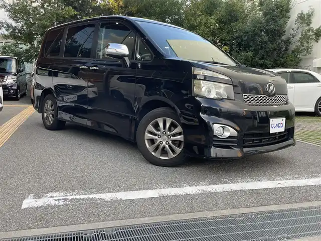 トヨタ ヴォクシー ZS 煌 兵庫県 2011(平23)年 9.8万km ブラック (株)IDOMが運営する【じしゃロン西宮店】の自社ローン専用車両になります。こちらは現金またはオートローンご利用時の価格です。自社ローンご希望の方は別途その旨お申付け下さい/＊ETC/＊バックカメラ/＊パワステ/＊パワーウィンドウ/＊フルセグ/＊ドラレコあり/＊両側パワスラ/＊オートライト