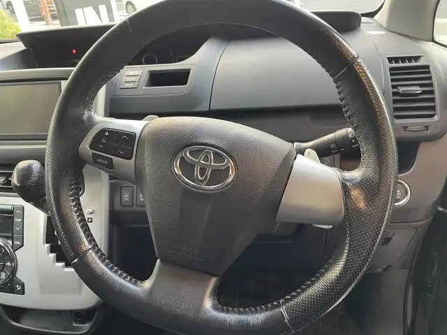 トヨタ ヴォクシー ZS 煌 兵庫県 2011(平23)年 9.8万km ブラック (株)IDOMが運営する【じしゃロン西宮店】の自社ローン専用車両になります。こちらは現金またはオートローンご利用時の価格です。自社ローンご希望の方は別途その旨お申付け下さい/＊ETC/＊バックカメラ/＊パワステ/＊パワーウィンドウ/＊フルセグ/＊ドラレコあり/＊両側パワスラ/＊オートライト