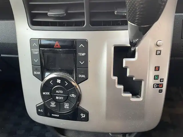 トヨタ ヴォクシー ZS 煌 兵庫県 2011(平23)年 9.8万km ブラック (株)IDOMが運営する【じしゃロン西宮店】の自社ローン専用車両になります。こちらは現金またはオートローンご利用時の価格です。自社ローンご希望の方は別途その旨お申付け下さい/＊ETC/＊バックカメラ/＊パワステ/＊パワーウィンドウ/＊フルセグ/＊ドラレコあり/＊両側パワスラ/＊オートライト