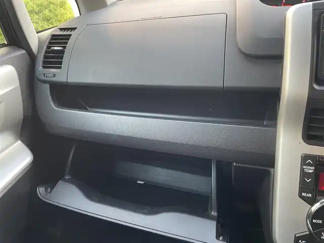 トヨタ ヴォクシー ZS 煌 兵庫県 2011(平23)年 9.8万km ブラック (株)IDOMが運営する【じしゃロン西宮店】の自社ローン専用車両になります。こちらは現金またはオートローンご利用時の価格です。自社ローンご希望の方は別途その旨お申付け下さい/＊ETC/＊バックカメラ/＊パワステ/＊パワーウィンドウ/＊フルセグ/＊ドラレコあり/＊両側パワスラ/＊オートライト