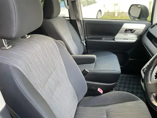 トヨタ ヴォクシー ZS 煌 兵庫県 2011(平23)年 9.8万km ブラック (株)IDOMが運営する【じしゃロン西宮店】の自社ローン専用車両になります。こちらは現金またはオートローンご利用時の価格です。自社ローンご希望の方は別途その旨お申付け下さい/＊ETC/＊バックカメラ/＊パワステ/＊パワーウィンドウ/＊フルセグ/＊ドラレコあり/＊両側パワスラ/＊オートライト