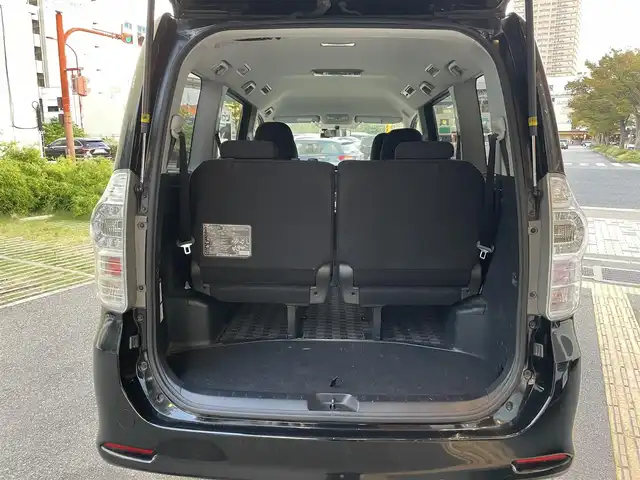 トヨタ ヴォクシー ZS 煌 兵庫県 2011(平23)年 9.8万km ブラック (株)IDOMが運営する【じしゃロン西宮店】の自社ローン専用車両になります。こちらは現金またはオートローンご利用時の価格です。自社ローンご希望の方は別途その旨お申付け下さい/＊ETC/＊バックカメラ/＊パワステ/＊パワーウィンドウ/＊フルセグ/＊ドラレコあり/＊両側パワスラ/＊オートライト