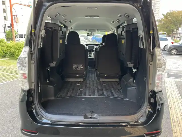 トヨタ ヴォクシー ZS 煌 兵庫県 2011(平23)年 9.8万km ブラック (株)IDOMが運営する【じしゃロン西宮店】の自社ローン専用車両になります。こちらは現金またはオートローンご利用時の価格です。自社ローンご希望の方は別途その旨お申付け下さい/＊ETC/＊バックカメラ/＊パワステ/＊パワーウィンドウ/＊フルセグ/＊ドラレコあり/＊両側パワスラ/＊オートライト