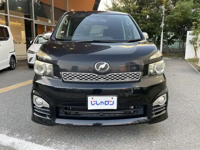 トヨタ ヴォクシー ZS 煌 兵庫県 2011(平23)年 9.8万km ブラック (株)IDOMが運営する【じしゃロン西宮店】の自社ローン専用車両になります。こちらは現金またはオートローンご利用時の価格です。自社ローンご希望の方は別途その旨お申付け下さい/＊ETC/＊バックカメラ/＊パワステ/＊パワーウィンドウ/＊フルセグ/＊ドラレコあり/＊両側パワスラ/＊オートライト