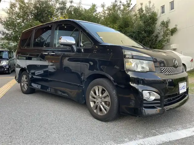 トヨタ ヴォクシー ZS 煌 兵庫県 2011(平23)年 9.8万km ブラック (株)IDOMが運営する【じしゃロン西宮店】の自社ローン専用車両になります。こちらは現金またはオートローンご利用時の価格です。自社ローンご希望の方は別途その旨お申付け下さい/＊ETC/＊バックカメラ/＊パワステ/＊パワーウィンドウ/＊フルセグ/＊ドラレコあり/＊両側パワスラ/＊オートライト