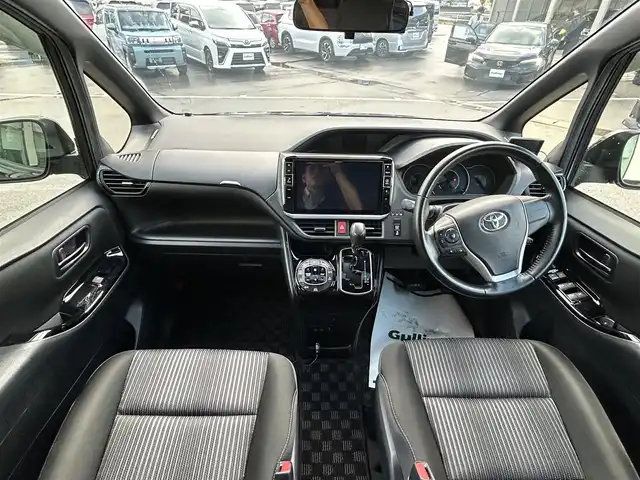 トヨタ ノア Si 和歌山県 2017(平29)年 6.8万km ブラッキッシュアゲハガラスフレーク ALPINE10インチナビ/フルセグTV/Bluetooth/CD/DVD/USB/バックカメラ/ETC/ドライブレコーダー/衝突軽減カメラ/車線逸脱防止機能/クルーズコントロール/サンルーフ/両側パワースライドドア/モデリスタエアロ/革巻きステアリング/ステアリングスイッチ/LEDヘッドライト/フォグランプ/オートライト/オートハイビーム/アイドリングストップ/純正16インチAW/ドアバイザー/プッシュスタート/スマートキー