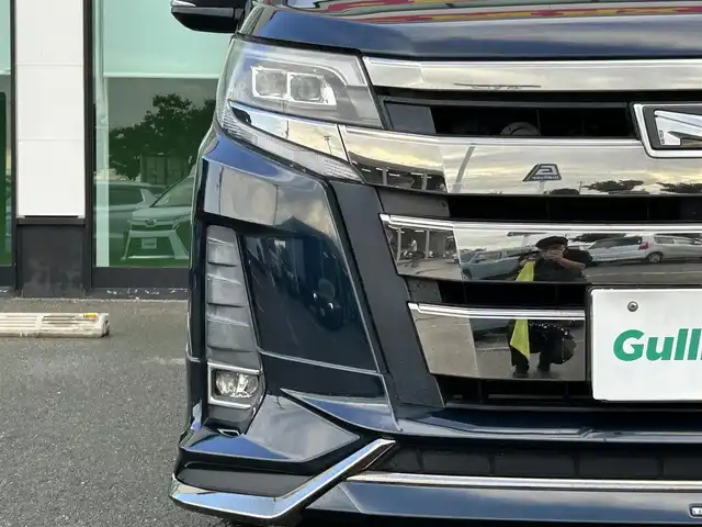 トヨタ ノア Si 和歌山県 2017(平29)年 6.8万km ブラッキッシュアゲハガラスフレーク ALPINE10インチナビ/フルセグTV/Bluetooth/CD/DVD/USB/バックカメラ/ETC/ドライブレコーダー/衝突軽減カメラ/車線逸脱防止機能/クルーズコントロール/サンルーフ/両側パワースライドドア/モデリスタエアロ/革巻きステアリング/ステアリングスイッチ/LEDヘッドライト/フォグランプ/オートライト/オートハイビーム/アイドリングストップ/純正16インチAW/ドアバイザー/プッシュスタート/スマートキー