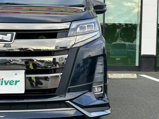 トヨタ ノア Si 和歌山県 2017(平29)年 6.8万km ブラッキッシュアゲハガラスフレーク ALPINE10インチナビ/フルセグTV/Bluetooth/CD/DVD/USB/バックカメラ/ETC/ドライブレコーダー/衝突軽減カメラ/車線逸脱防止機能/クルーズコントロール/サンルーフ/両側パワースライドドア/モデリスタエアロ/革巻きステアリング/ステアリングスイッチ/LEDヘッドライト/フォグランプ/オートライト/オートハイビーム/アイドリングストップ/純正16インチAW/ドアバイザー/プッシュスタート/スマートキー