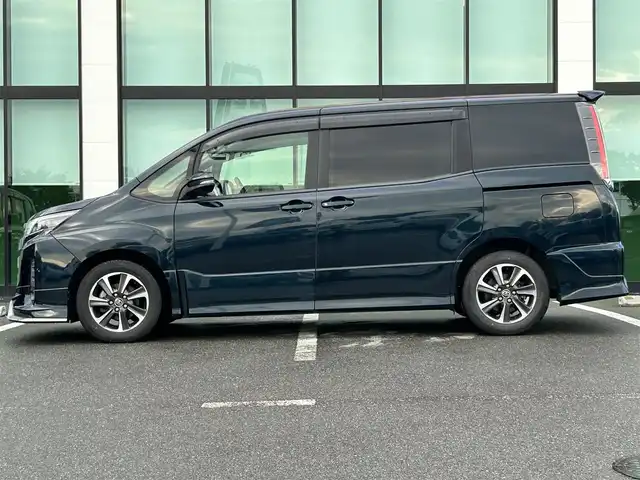 トヨタ ノア Si 和歌山県 2017(平29)年 6.8万km ブラッキッシュアゲハガラスフレーク ALPINE10インチナビ/フルセグTV/Bluetooth/CD/DVD/USB/バックカメラ/ETC/ドライブレコーダー/衝突軽減カメラ/車線逸脱防止機能/クルーズコントロール/サンルーフ/両側パワースライドドア/モデリスタエアロ/革巻きステアリング/ステアリングスイッチ/LEDヘッドライト/フォグランプ/オートライト/オートハイビーム/アイドリングストップ/純正16インチAW/ドアバイザー/プッシュスタート/スマートキー