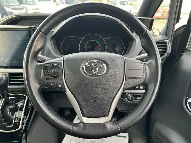 トヨタ ノア Si 和歌山県 2017(平29)年 6.8万km ブラッキッシュアゲハガラスフレーク ALPINE10インチナビ/フルセグTV/Bluetooth/CD/DVD/USB/バックカメラ/ETC/ドライブレコーダー/衝突軽減カメラ/車線逸脱防止機能/クルーズコントロール/サンルーフ/両側パワースライドドア/モデリスタエアロ/革巻きステアリング/ステアリングスイッチ/LEDヘッドライト/フォグランプ/オートライト/オートハイビーム/アイドリングストップ/純正16インチAW/ドアバイザー/プッシュスタート/スマートキー