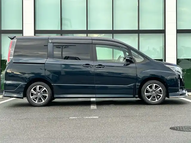 トヨタ ノア Si 和歌山県 2017(平29)年 6.8万km ブラッキッシュアゲハガラスフレーク ALPINE10インチナビ/フルセグTV/Bluetooth/CD/DVD/USB/バックカメラ/ETC/ドライブレコーダー/衝突軽減カメラ/車線逸脱防止機能/クルーズコントロール/サンルーフ/両側パワースライドドア/モデリスタエアロ/革巻きステアリング/ステアリングスイッチ/LEDヘッドライト/フォグランプ/オートライト/オートハイビーム/アイドリングストップ/純正16インチAW/ドアバイザー/プッシュスタート/スマートキー