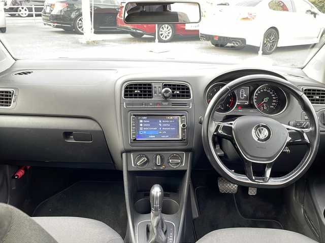 フォルクスワーゲン ポロ TSIコンフォートライン 山口県 2015(平27)年 13.9万km ピュアホワイト 純正ナビ/DVD/CD/SD/MSV/BT/USB/ワンセグTV/バックカメラ/純正15インチアルミホイール/革巻きステアリング/アイドリングストップ/純正キーレス/フロアマット/ETC/電動格納ウインカードアミラー