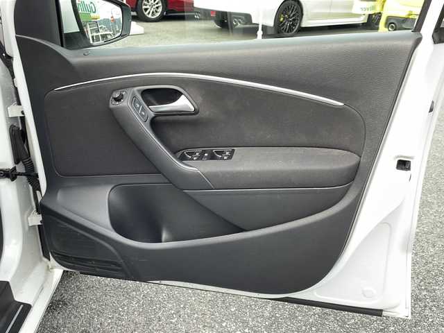 フォルクスワーゲン ポロ TSIコンフォートライン 山口県 2015(平27)年 13.9万km ピュアホワイト 純正ナビ/DVD/CD/SD/MSV/BT/USB/ワンセグTV/バックカメラ/純正15インチアルミホイール/革巻きステアリング/アイドリングストップ/純正キーレス/フロアマット/ETC/電動格納ウインカードアミラー