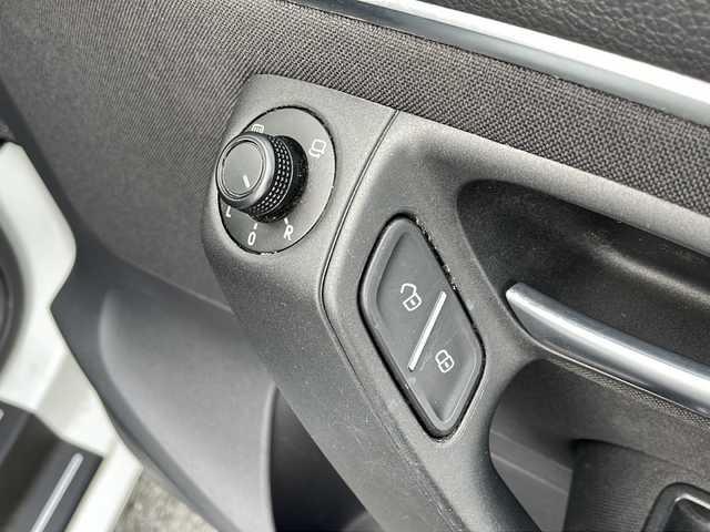 フォルクスワーゲン ポロ TSIコンフォートライン 山口県 2015(平27)年 13.9万km ピュアホワイト 純正ナビ/DVD/CD/SD/MSV/BT/USB/ワンセグTV/バックカメラ/純正15インチアルミホイール/革巻きステアリング/アイドリングストップ/純正キーレス/フロアマット/ETC/電動格納ウインカードアミラー