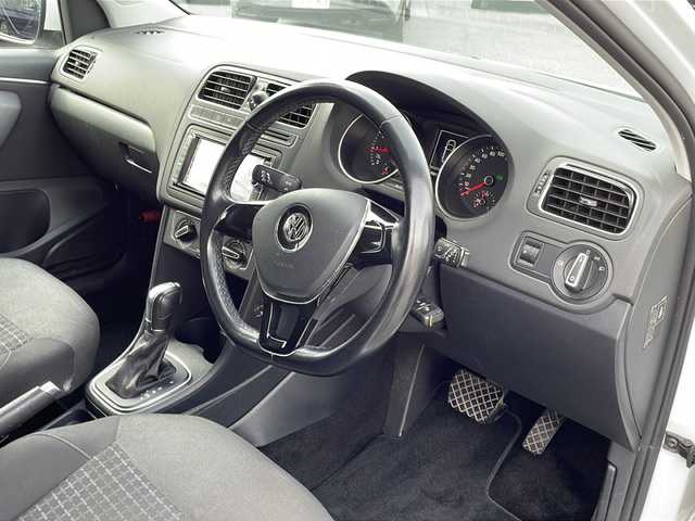 フォルクスワーゲン ポロ TSIコンフォートライン 山口県 2015(平27)年 13.9万km ピュアホワイト 純正ナビ/DVD/CD/SD/MSV/BT/USB/ワンセグTV/バックカメラ/純正15インチアルミホイール/革巻きステアリング/アイドリングストップ/純正キーレス/フロアマット/ETC/電動格納ウインカードアミラー