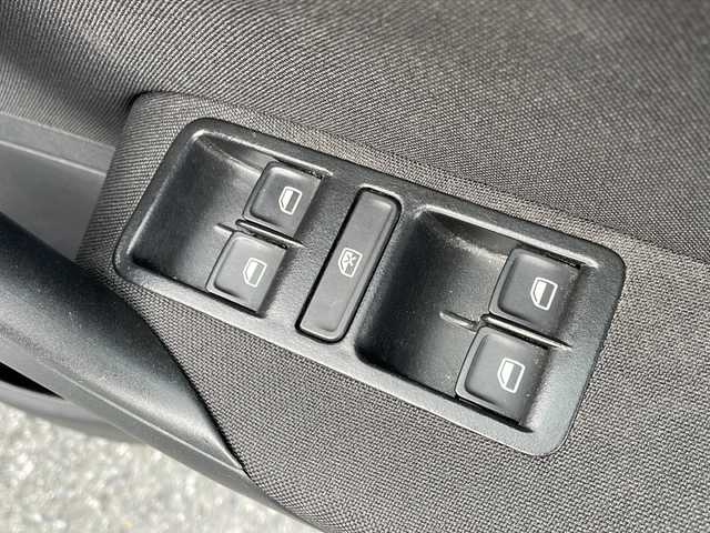 フォルクスワーゲン ポロ TSIコンフォートライン 山口県 2015(平27)年 13.9万km ピュアホワイト 純正ナビ/DVD/CD/SD/MSV/BT/USB/ワンセグTV/バックカメラ/純正15インチアルミホイール/革巻きステアリング/アイドリングストップ/純正キーレス/フロアマット/ETC/電動格納ウインカードアミラー