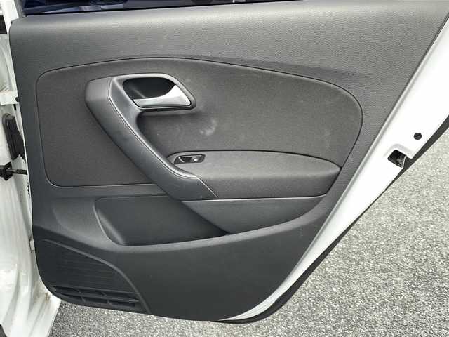 フォルクスワーゲン ポロ TSIコンフォートライン 山口県 2015(平27)年 13.9万km ピュアホワイト 純正ナビ/DVD/CD/SD/MSV/BT/USB/ワンセグTV/バックカメラ/純正15インチアルミホイール/革巻きステアリング/アイドリングストップ/純正キーレス/フロアマット/ETC/電動格納ウインカードアミラー