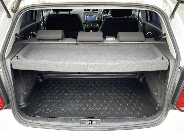 フォルクスワーゲン ポロ TSIコンフォートライン 山口県 2015(平27)年 13.9万km ピュアホワイト 純正ナビ/DVD/CD/SD/MSV/BT/USB/ワンセグTV/バックカメラ/純正15インチアルミホイール/革巻きステアリング/アイドリングストップ/純正キーレス/フロアマット/ETC/電動格納ウインカードアミラー