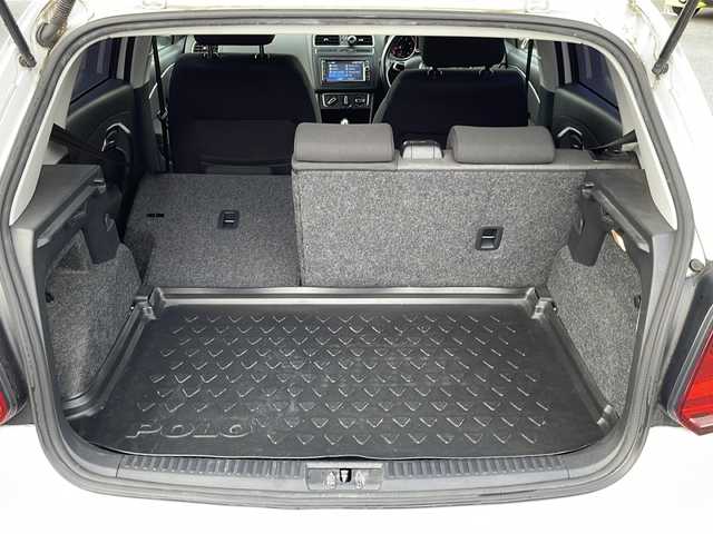 フォルクスワーゲン ポロ TSIコンフォートライン 山口県 2015(平27)年 13.9万km ピュアホワイト 純正ナビ/DVD/CD/SD/MSV/BT/USB/ワンセグTV/バックカメラ/純正15インチアルミホイール/革巻きステアリング/アイドリングストップ/純正キーレス/フロアマット/ETC/電動格納ウインカードアミラー