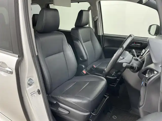 トヨタ エスクァイア Gi 岡山県 2016(平28)年 6.4万km ホワイトパールクリスタルシャイン 純正９インチナビ（NSZT-Y66T）/バックカメラ/純正１２．１インチ後席モニター/ＴＲＤエアロ（前/横/後下）/TRDフロントグリル/17インチＴＲＤホイール/ビルトインＥＴＣ２．０/ドライブレコーダー/両側電動スライドドア/クルーズコントロール/合皮シート/シートヒーター/衝突軽減ブレーキ/レーンキープアシスト/ＬＥＤヘッドライト/オートハイビーム/フォグランプ/スマートキー