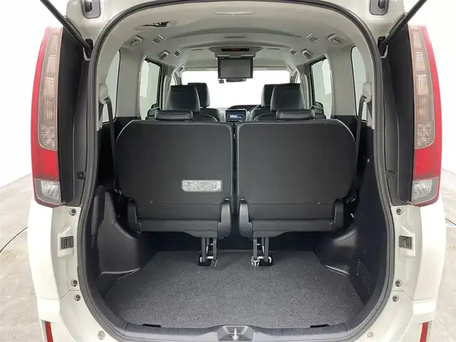 トヨタ エスクァイア Gi 岡山県 2016(平28)年 6.4万km ホワイトパールクリスタルシャイン 純正９インチナビ（NSZT-Y66T）/バックカメラ/純正１２．１インチ後席モニター/ＴＲＤエアロ（前/横/後下）/TRDフロントグリル/17インチＴＲＤホイール/ビルトインＥＴＣ２．０/ドライブレコーダー/両側電動スライドドア/クルーズコントロール/合皮シート/シートヒーター/衝突軽減ブレーキ/レーンキープアシスト/ＬＥＤヘッドライト/オートハイビーム/フォグランプ/スマートキー