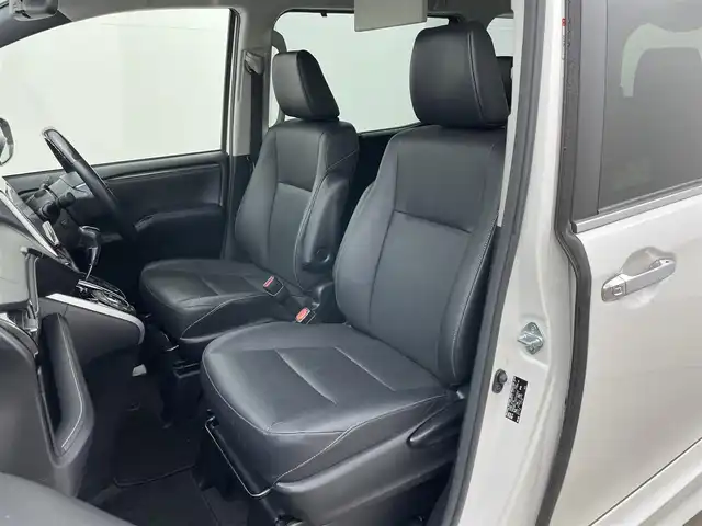 トヨタ エスクァイア Gi 岡山県 2016(平28)年 6.4万km ホワイトパールクリスタルシャイン 純正９インチナビ（NSZT-Y66T）/バックカメラ/純正１２．１インチ後席モニター/ＴＲＤエアロ（前/横/後下）/TRDフロントグリル/17インチＴＲＤホイール/ビルトインＥＴＣ２．０/ドライブレコーダー/両側電動スライドドア/クルーズコントロール/合皮シート/シートヒーター/衝突軽減ブレーキ/レーンキープアシスト/ＬＥＤヘッドライト/オートハイビーム/フォグランプ/スマートキー