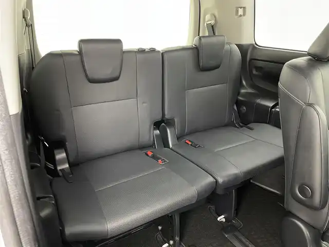 トヨタ エスクァイア Gi 岡山県 2016(平28)年 6.4万km ホワイトパールクリスタルシャイン 純正９インチナビ（NSZT-Y66T）/バックカメラ/純正１２．１インチ後席モニター/ＴＲＤエアロ（前/横/後下）/TRDフロントグリル/17インチＴＲＤホイール/ビルトインＥＴＣ２．０/ドライブレコーダー/両側電動スライドドア/クルーズコントロール/合皮シート/シートヒーター/衝突軽減ブレーキ/レーンキープアシスト/ＬＥＤヘッドライト/オートハイビーム/フォグランプ/スマートキー