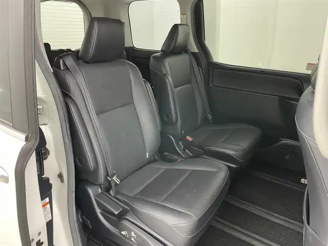 トヨタ エスクァイア Gi 岡山県 2016(平28)年 6.4万km ホワイトパールクリスタルシャイン 純正９インチナビ（NSZT-Y66T）/バックカメラ/純正１２．１インチ後席モニター/ＴＲＤエアロ（前/横/後下）/TRDフロントグリル/17インチＴＲＤホイール/ビルトインＥＴＣ２．０/ドライブレコーダー/両側電動スライドドア/クルーズコントロール/合皮シート/シートヒーター/衝突軽減ブレーキ/レーンキープアシスト/ＬＥＤヘッドライト/オートハイビーム/フォグランプ/スマートキー