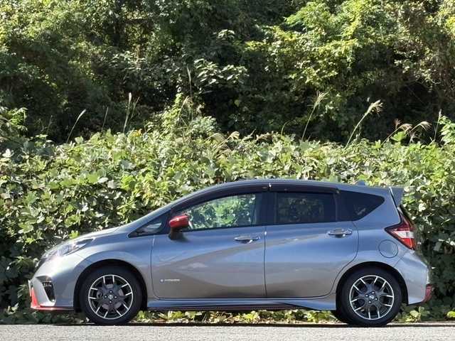 日産 ノート e－パワー ニスモ 大分県 2018(平30)年 3.5万km ダークメタルグレー 純正メモリーナビ/アラウンドビューモニター/フルセグ/DVD/Bluetoth/スマートルームミラー/エマージェンシーブレーキ/アダプティブクルーズコントロール/レーンキープアシスト/スマートキー/エンジンプッシュスタート/純正16インチアルミホイール/ETC/純正LEDヘッドライト/オートライトコントロール