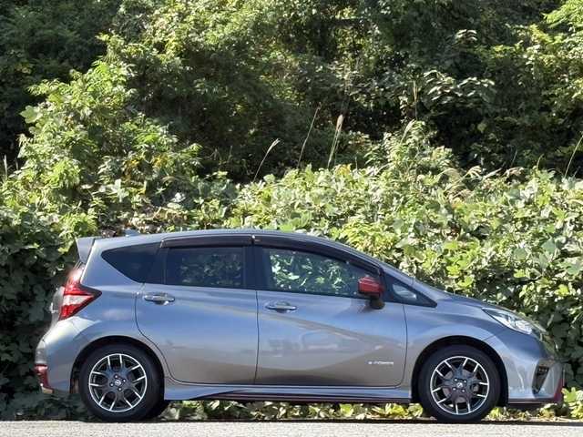 日産 ノート e－パワー ニスモ 大分県 2018(平30)年 3.5万km ダークメタルグレー 純正メモリーナビ/アラウンドビューモニター/フルセグ/DVD/Bluetoth/スマートルームミラー/エマージェンシーブレーキ/アダプティブクルーズコントロール/レーンキープアシスト/スマートキー/エンジンプッシュスタート/純正16インチアルミホイール/ETC/純正LEDヘッドライト/オートライトコントロール