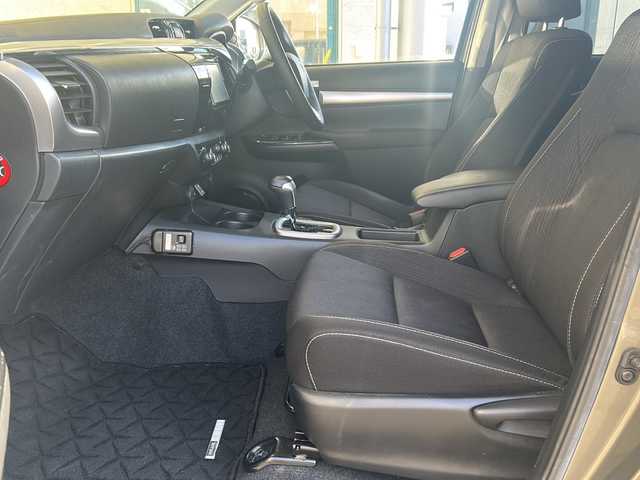 トヨタ ハイラックス Z 愛知県 2021(令3)年 1.5万km オキサイドブロンズM 禁煙車/純正メモリナビ/　AM/FM/BT/USB/HDMI/DISC/フルセグTV/GRフロントエアロ/GRサイドステップ/社外ドライブレコーダー/前後クリアランスソナー/追従機能付きクルーズコントロール/レーンキープアシスト/ダウンヒルアシストコントロール/センターデフロック/アイドリングストップ/オートライト/LEDヘッドライト/フォグランプ/ETC/純正１７インチAW/純正フロアマット/純正ドアバイザー/横滑り防止装置/盗難防止装置/革巻きステアリング/ステアリングスイッチ/W＋サイドエアバッグ/保証書/取説/スペアキー