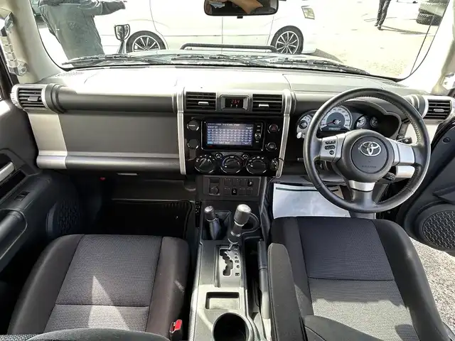 トヨタ ＦＪクルーザー ブラックカラーパッケージ 和歌山県 2017(平29)年 7万km ブラック/ホワイト 純正7インチナビ/フルセグTV/Bluetooth/CD/DVD/バックカメラ/ETC/パーキングソナー/社外グリルガード/ガッツミラー/ガナドールマフラー/ブロックタイヤ積み込み/ヘッドライトレベライザー/横滑り防止機能/リモコンキー/スペアキー