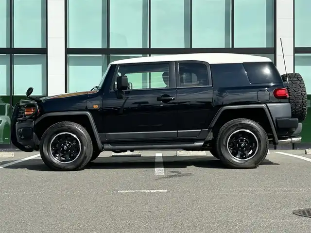 トヨタ ＦＪクルーザー ブラックカラーパッケージ 和歌山県 2017(平29)年 7万km ブラック/ホワイト 純正7インチナビ/フルセグTV/Bluetooth/CD/DVD/バックカメラ/ETC/パーキングソナー/社外グリルガード/ガッツミラー/ガナドールマフラー/ブロックタイヤ積み込み/ヘッドライトレベライザー/横滑り防止機能/リモコンキー/スペアキー