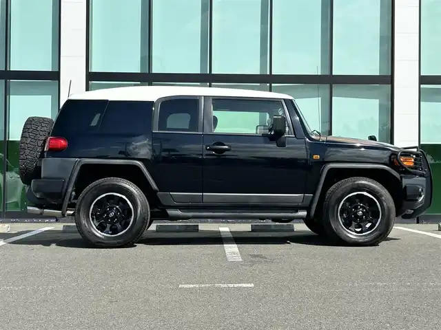 トヨタ ＦＪクルーザー ブラックカラーパッケージ 和歌山県 2017(平29)年 7万km ブラック/ホワイト 純正7インチナビ/フルセグTV/Bluetooth/CD/DVD/バックカメラ/ETC/パーキングソナー/社外グリルガード/ガッツミラー/ガナドールマフラー/ブロックタイヤ積み込み/ヘッドライトレベライザー/横滑り防止機能/リモコンキー/スペアキー