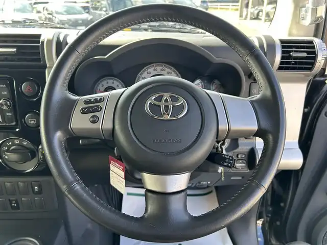 トヨタ ＦＪクルーザー ブラックカラーパッケージ 和歌山県 2017(平29)年 7万km ブラック/ホワイト 純正7インチナビ/フルセグTV/Bluetooth/CD/DVD/バックカメラ/ETC/パーキングソナー/社外グリルガード/ガッツミラー/ガナドールマフラー/ブロックタイヤ積み込み/ヘッドライトレベライザー/横滑り防止機能/リモコンキー/スペアキー