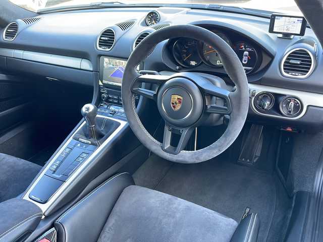 ポルシェ ７１８ケイマン GT4 大阪府 2020(令2)年 0.6万km シルバー 純正ナビ【JukeBox/BlueTooth】/BOSEプレミアムサウンド/カーボンフルバケシート/アイドリングストップ/ドライブレコーダー/レーダー探知機/オートブリッピング/スポーツエキゾーストシステム/ETC2.0