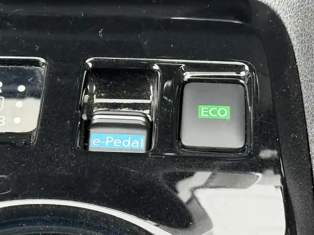 日産 リーフ S 千葉県 2019(令1)年 4.2万km ダークメタルグレー 衝突軽減ブレーキ/車線逸脱警報/クリアランスソナー/標識認識機能/踏み間違い防止機能/純正ナビ(MM112-A)/ワンセグＴＶ/ステアリングスイッチ/クルーズコントロール/シートヒーター(D/N席)/ステアリングヒーター/ＬＥＤヘッドライト/オートライト/フォグライト/プッシュスタート/スマートキー/純正フロアマット