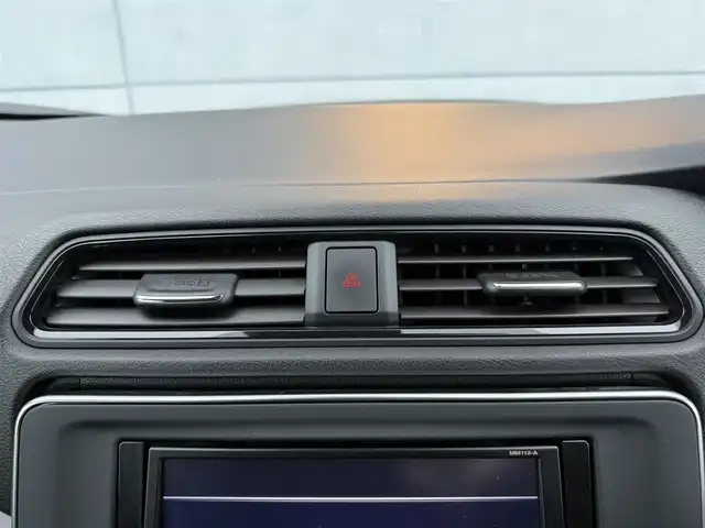 日産 リーフ S 千葉県 2019(令1)年 4.2万km ダークメタルグレー 衝突軽減ブレーキ/車線逸脱警報/クリアランスソナー/標識認識機能/踏み間違い防止機能/純正ナビ(MM112-A)/ワンセグＴＶ/ステアリングスイッチ/クルーズコントロール/シートヒーター(D/N席)/ステアリングヒーター/ＬＥＤヘッドライト/オートライト/フォグライト/プッシュスタート/スマートキー/純正フロアマット