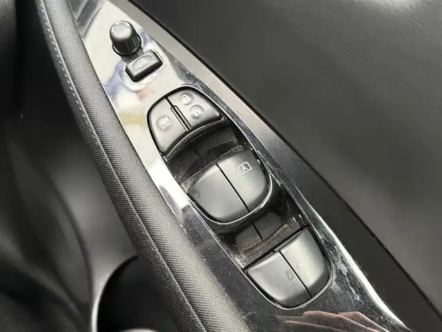 日産 リーフ S 千葉県 2019(令1)年 4.2万km ダークメタルグレー 衝突軽減ブレーキ/車線逸脱警報/クリアランスソナー/標識認識機能/踏み間違い防止機能/純正ナビ(MM112-A)/ワンセグＴＶ/ステアリングスイッチ/クルーズコントロール/シートヒーター(D/N席)/ステアリングヒーター/ＬＥＤヘッドライト/オートライト/フォグライト/プッシュスタート/スマートキー/純正フロアマット