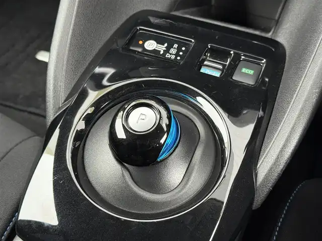 日産 リーフ S 千葉県 2019(令1)年 4.2万km ダークメタルグレー 衝突軽減ブレーキ/車線逸脱警報/クリアランスソナー/標識認識機能/踏み間違い防止機能/純正ナビ(MM112-A)/ワンセグＴＶ/ステアリングスイッチ/クルーズコントロール/シートヒーター(D/N席)/ステアリングヒーター/ＬＥＤヘッドライト/オートライト/フォグライト/プッシュスタート/スマートキー/純正フロアマット