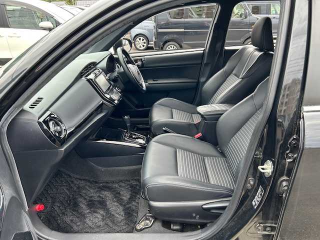 トヨタ カローラ フィールダー ハイブリッドG ダブルバイビー 静岡県 2018(平30)年 4.6万km ブラックマイカ ハイブリッド/トヨタ純正ナビ/（フルセグTV/ Bluetooth/ CD/ FM/ AM)/ビルトインETC/純正16inAW/ハーフレザーシート/前席シートヒーター/プッシュスタート/スマートキー/ドアバイザー/LEDヘッドライト/クリアランスソナー/オートライト/オートマチックハイビーム/保証書/取扱説明書